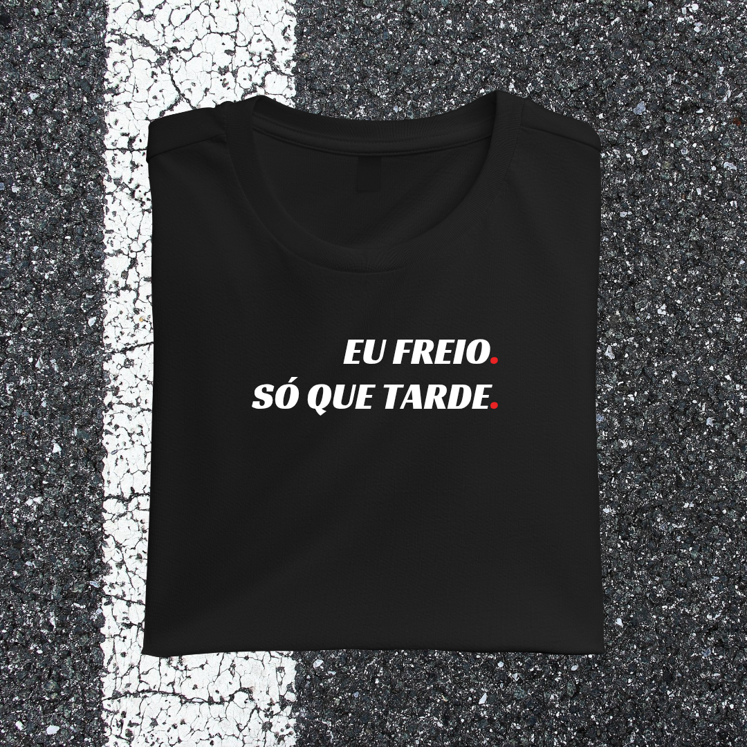 Camiseta EU FREIO. SÓ QUE TARDE.