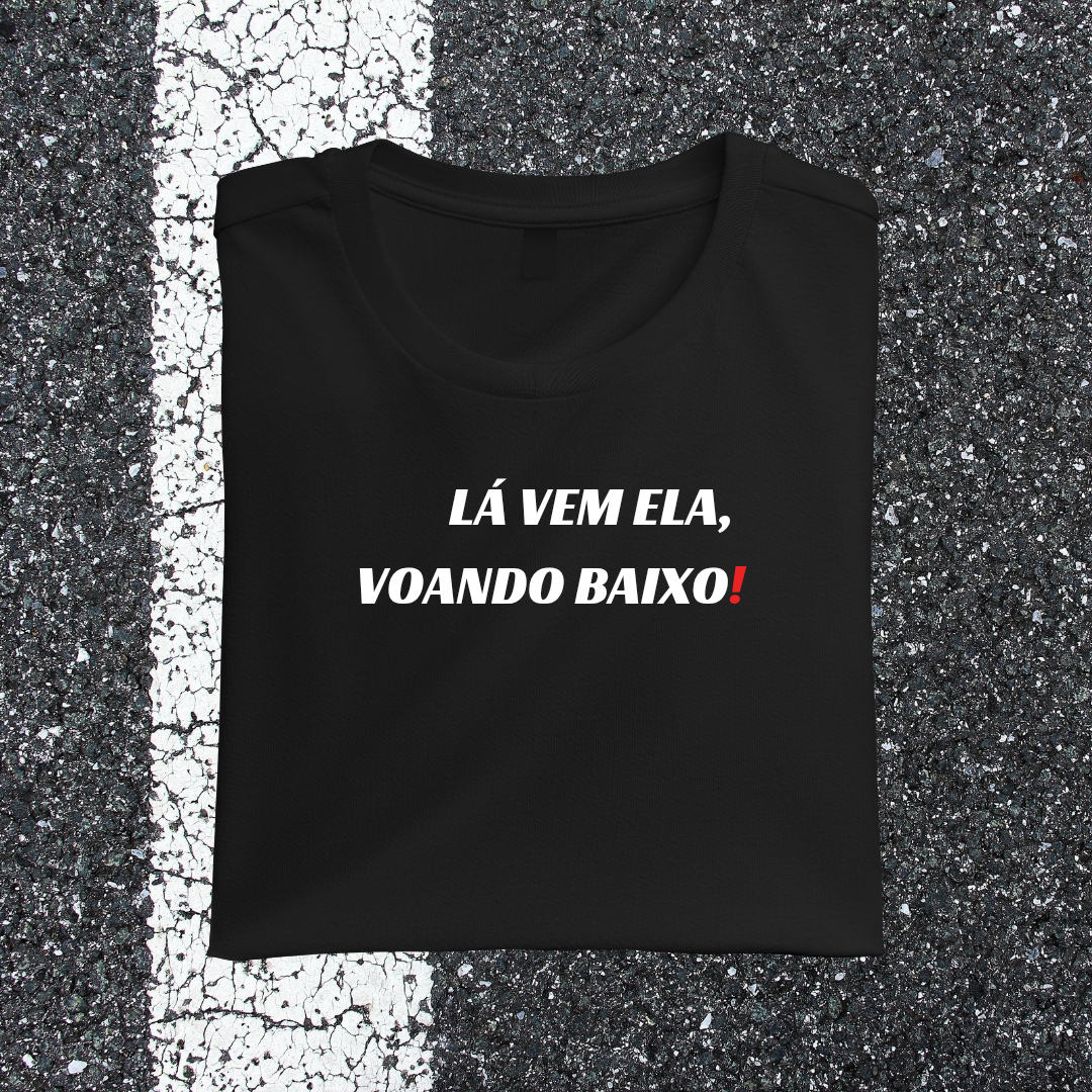 Camiseta LÁ VEM ELA VOANDO BAIXO
